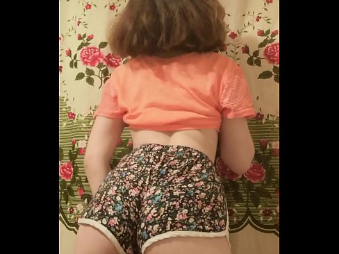 ❤️ Keçika ciwan a seksî li ber kamerayê kurtanên xwe ji xwe dike ❤ Vîdyoyê seksî li me