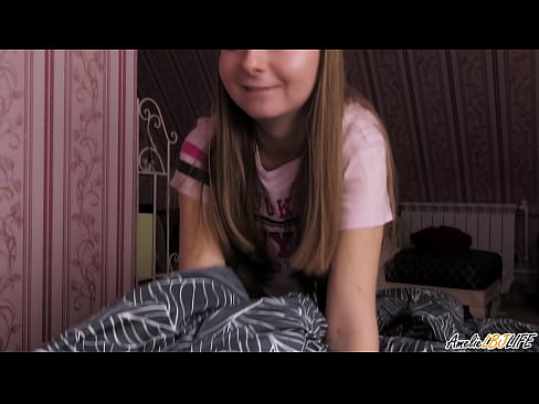 ❤️ Blondie BFF-ya xwe bi kûr dimije û di devê xwe de diqelişe ❤ Vîdyoyê seksî li me