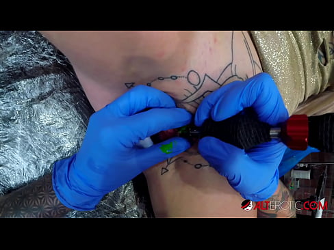 ❤️ Keçika pir tattookirî Sully Savage tattooek li ser klîtorê xwe kir. ❤ Vîdyoyê seksî li me