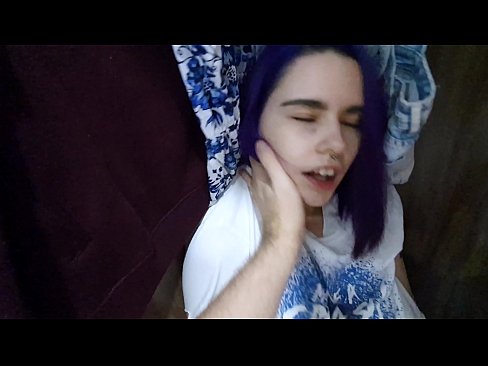 ❤️ Xwişka min di dolabê de dît û alîkariya wê kir ❤ Vîdyoyê seksî li me